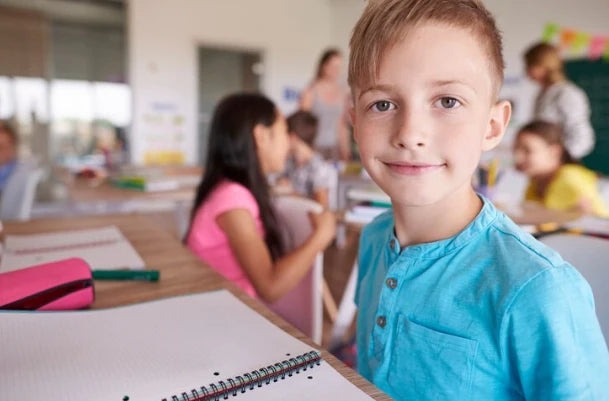 Счастливые дети играют