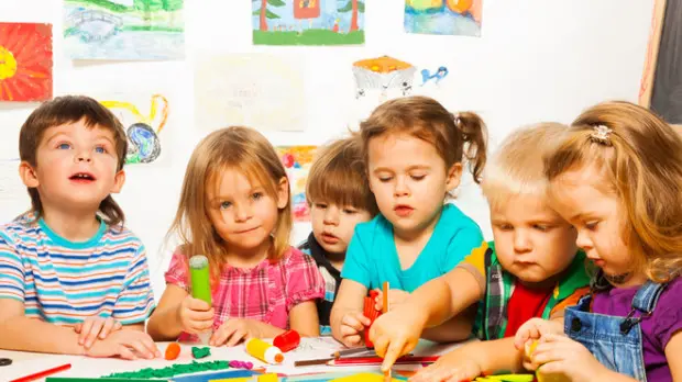 Воспитатели работают с детьми